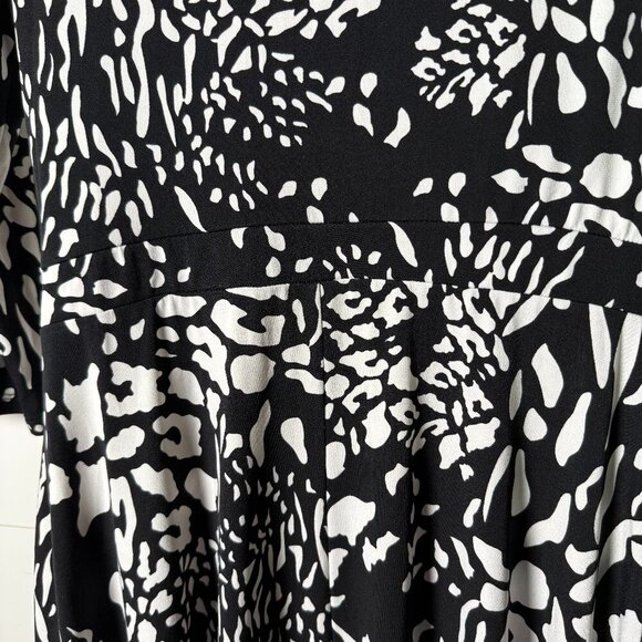 London Times Black and White Figure Flattering Size 6 Midi Dress w/ Metal Buckle - Picture 4 of 8